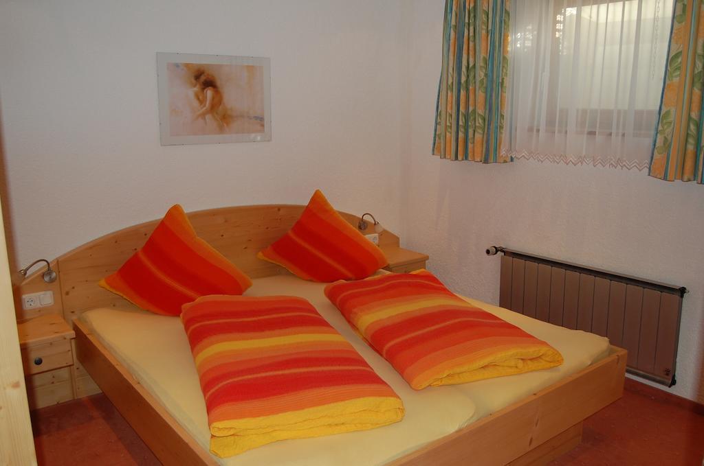 Haus Kinsperger Apartman Klosterle am Arlberg Szoba fotó