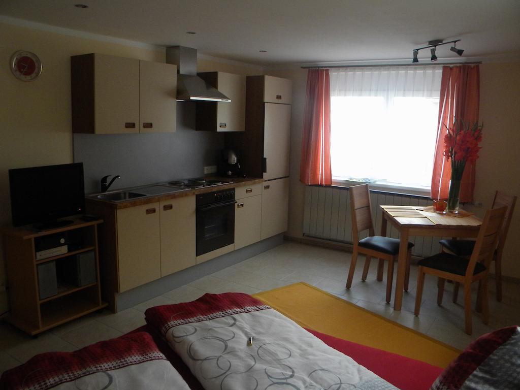 Haus Kinsperger Apartman Klosterle am Arlberg Szoba fotó